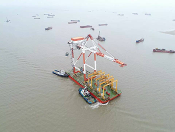 Tug of the first to the Lach Huyen port