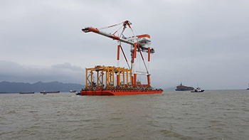 Tug of the first to the Lach Huyen port