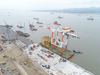 The first crane at Lach Huyen port