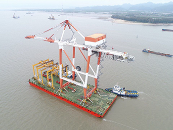 Tug of the first to the Lach Huyen port